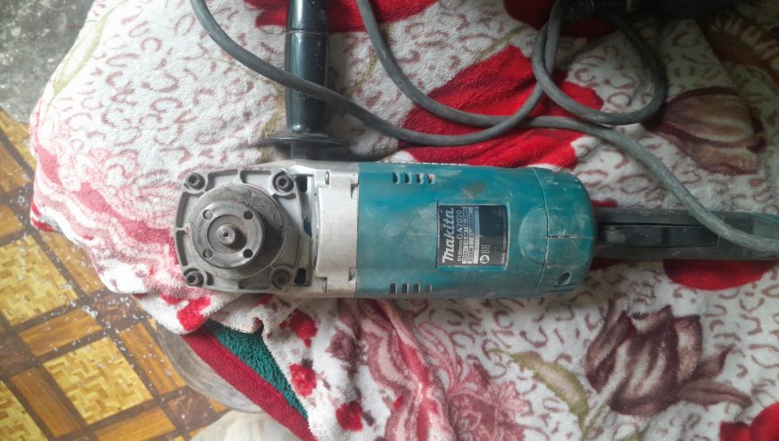 Grinder Makita GA7020, 180 mm / 2,200 W model.