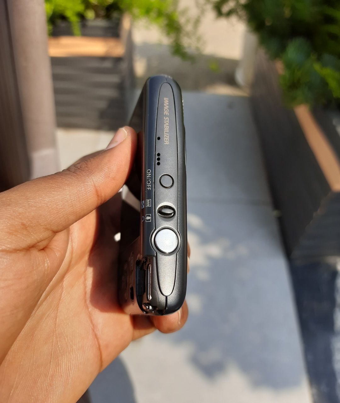 Canon PowerShot SD850 IS Digital ELPH camera featuring a distinctively curved design.