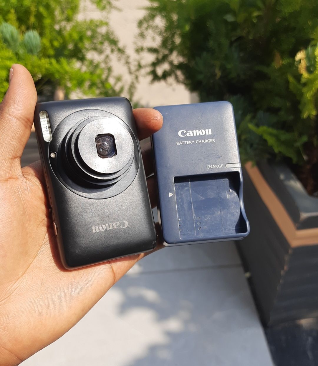 Canon PowerShot SD850 IS Digital ELPH camera featuring a distinctively curved design.